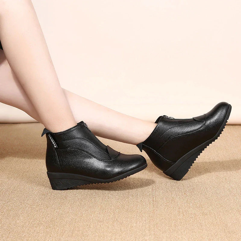 Bota de Couro Cano Curto Feminina Vanny