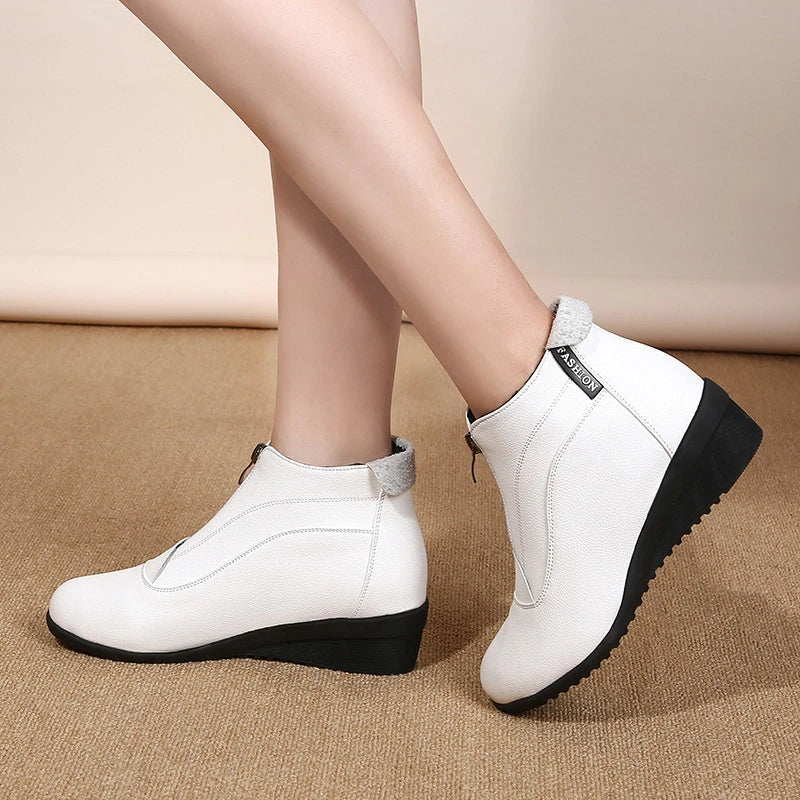 Bota de Couro Cano Curto Feminina Vanny