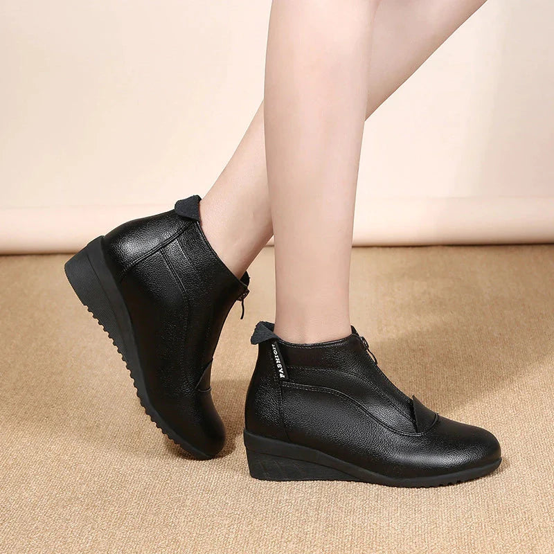 Bota de Couro Cano Curto Feminina Vanny
