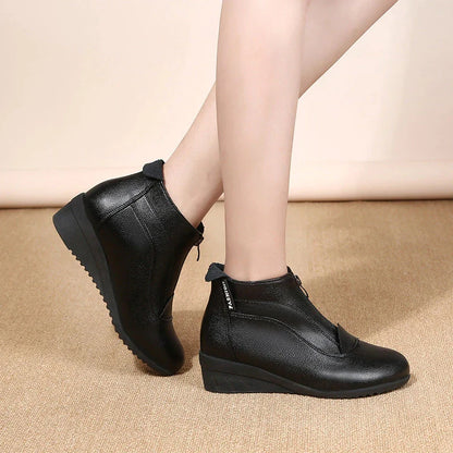 Bota de Couro Cano Curto Feminina Vanny